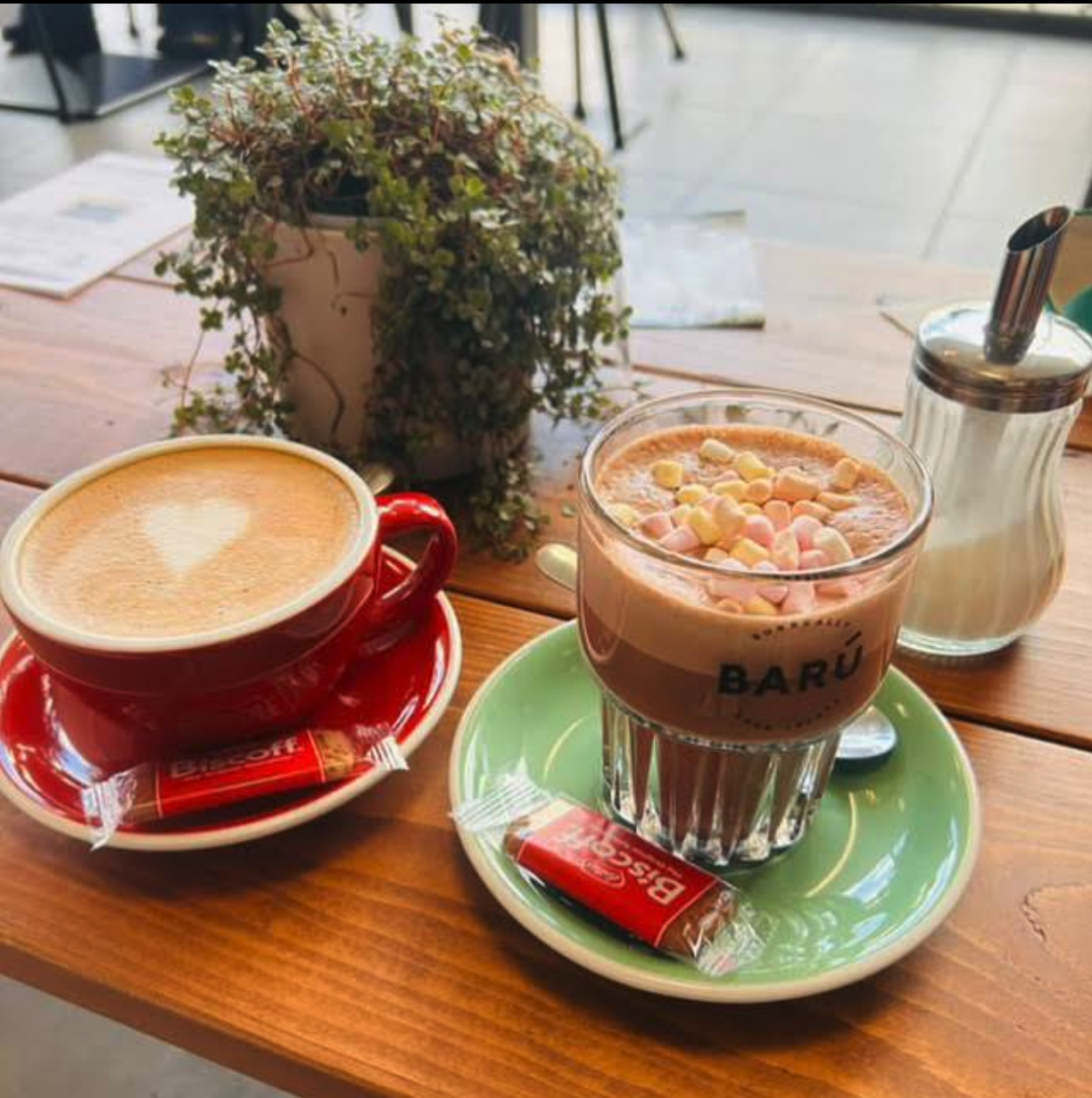 Latte art op een houten tafel bij Beanscene